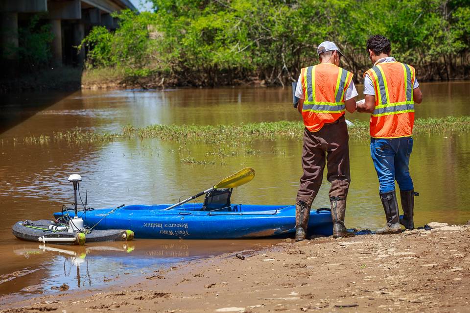 TWRI staff prepare to collect data at the Angelina River. Photo by Ed Rhodes. 