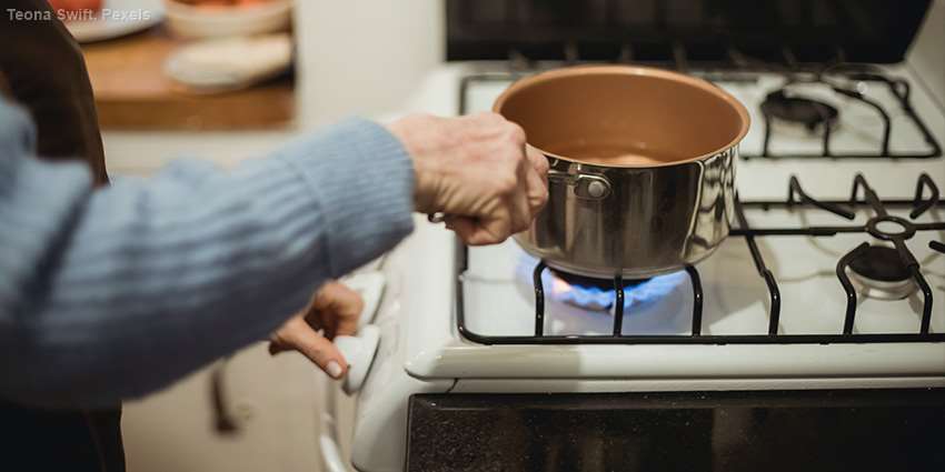 Boiling water by Teona Swift, Pexels